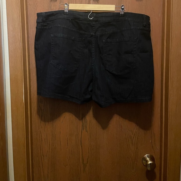 Gently used Lane Bryant 24 Dark Denim Jean Shorts! - Picture 2 of 2
